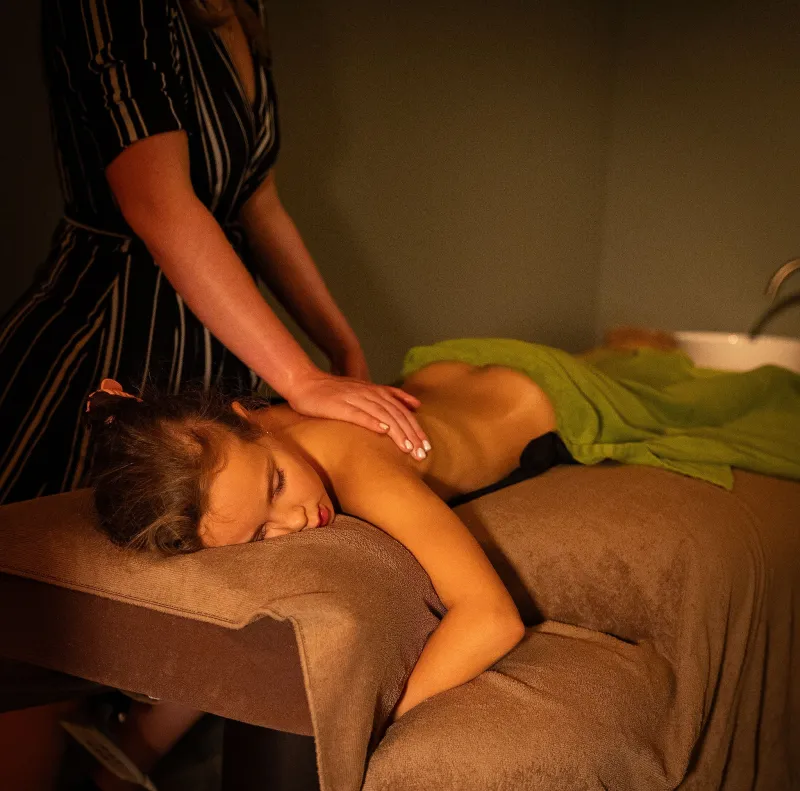 Kind tijdens een wellnessbehandeling