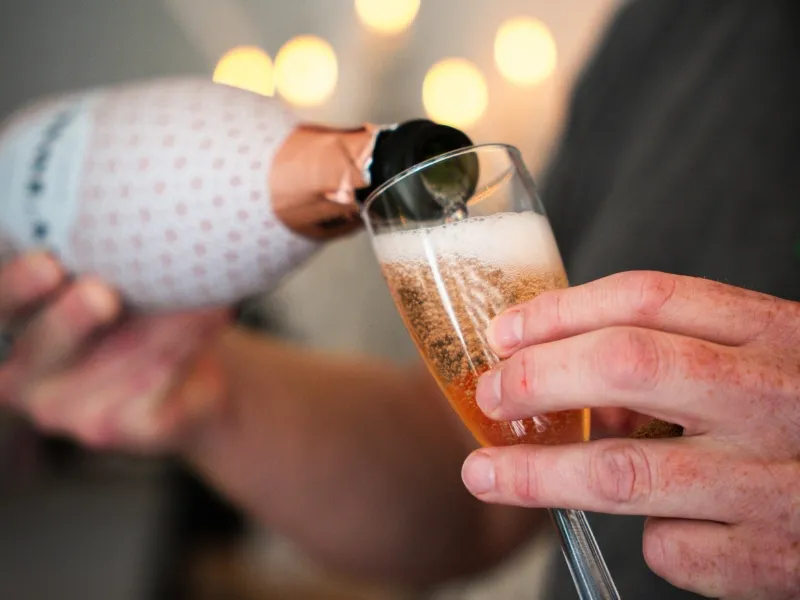Warme tafelsfeer in het huiskamerrestaurant van Helemaal Zen