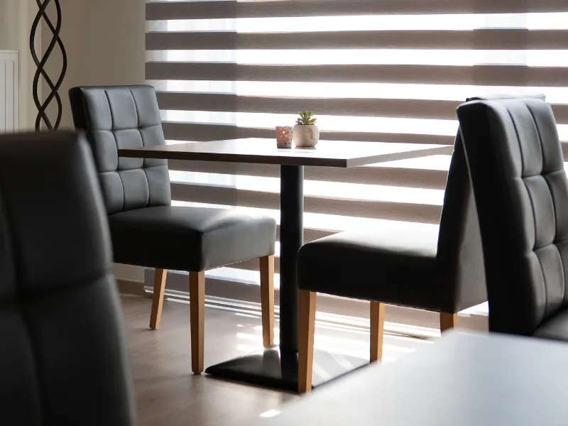 Detail van de warme restaurantsfeer bij Helemaal Zen